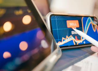 Inwestor analizujący rynki Bitcoin, Ethereum oraz możliwości handlu na rynku forex